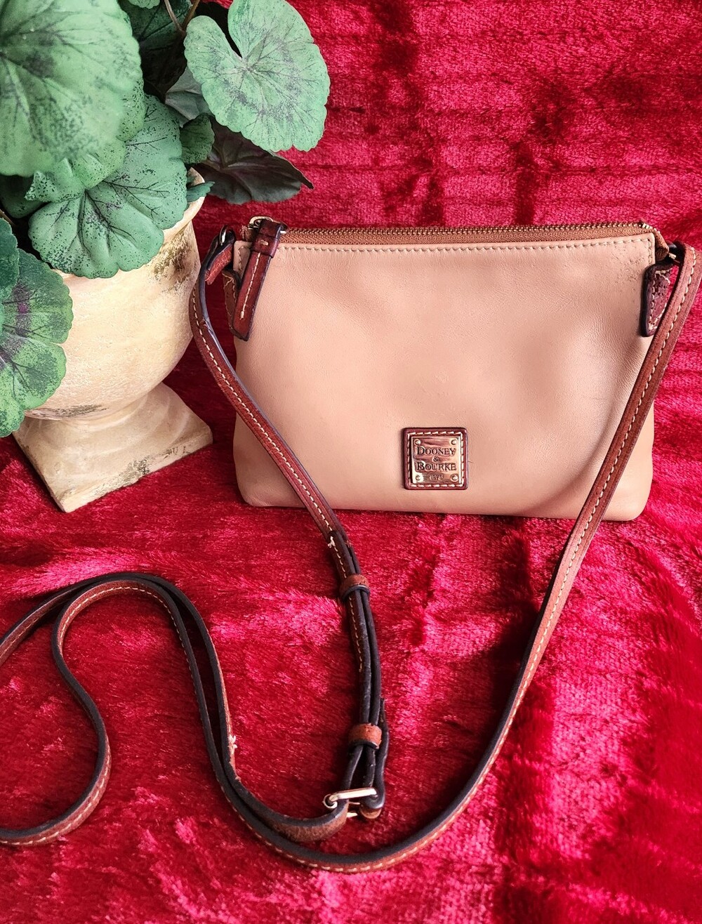 🌻Dooney & Bourke TanLeather Crossbody with Brown Trim